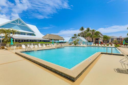 2 Mi to Jupiter Beach Condo with Lake Views