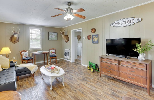 2 Mi to Lake: Lineville Farmhouse w/ Fire Pit