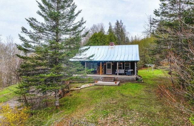 2 Mi to Lake Willoughby: Peaceful Log Cabin!