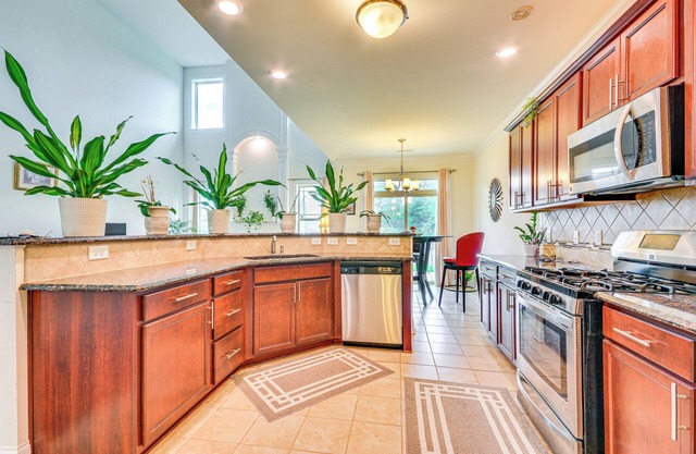 2 Mi to Oak Hollow Lake: High Point Abode!