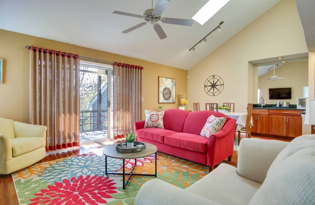 2 Mi to Ocean: Rehoboth Beach Condo w/ Pool Access