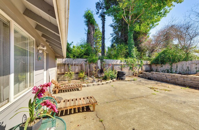 2 Mi to Old Town: House w/ Grill in Eureka!