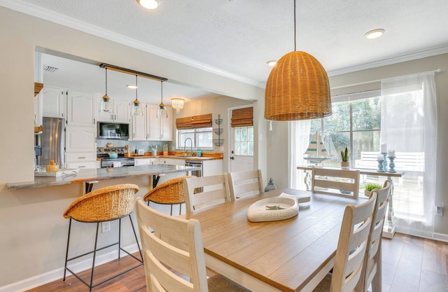 2 Mi to Shore: Modern Retreat in Fort Walton Beach