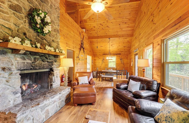 2 Mi to Skiing: Blue Ridge Mtn Cabin w/ Hot Tub!