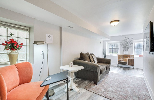 < 2 Mi to UChicago: Pet-Friendly Getaway w/ Yard