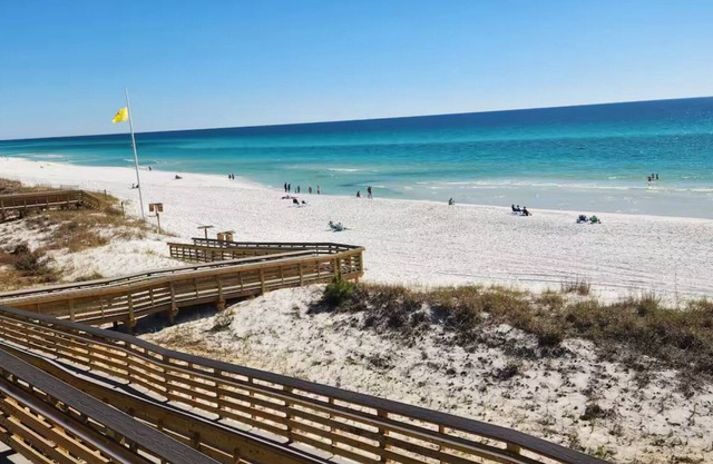 2 min 2 Private Beach* House with Pool & Golf Cart
