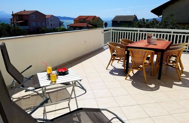 Vue sur la mer Apt avec 35m2 terrasse avec vue sur la mer, barbecue, 3 minutes à pied de la plage