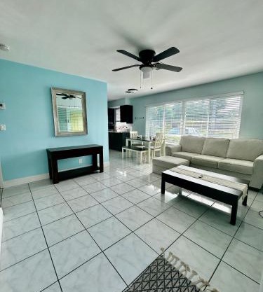 2 min walk to beach & free parking Lauderdale 21-1