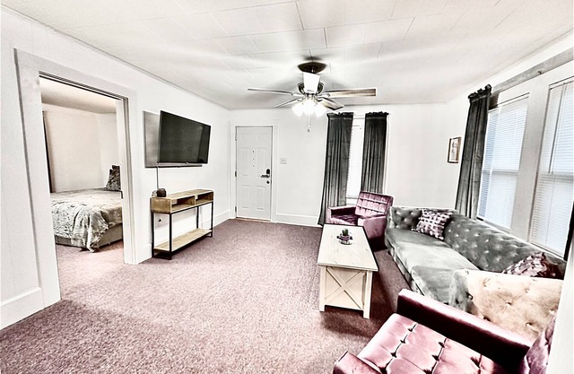 2 min walk to Oaklawn Track Casino. 2 BR