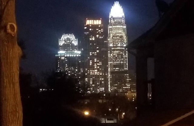 2 minutes du centre-ville de Charlotte: super séjour en ville et vue sur les toits de la ville!