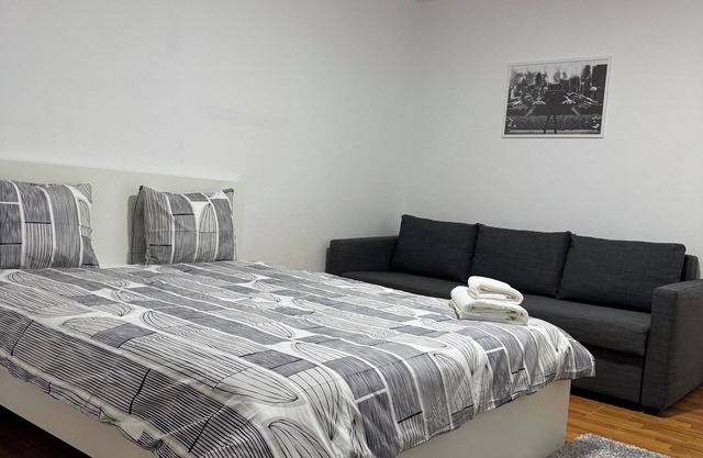 2 minutes walk to national park. Perfect apartment for a romantic get away.