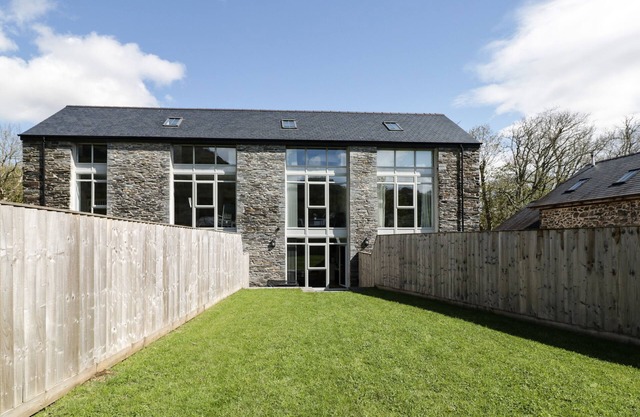 2 PENSYFLOG BARNS, pet friendly, luxury holiday cottage in Porthmadog