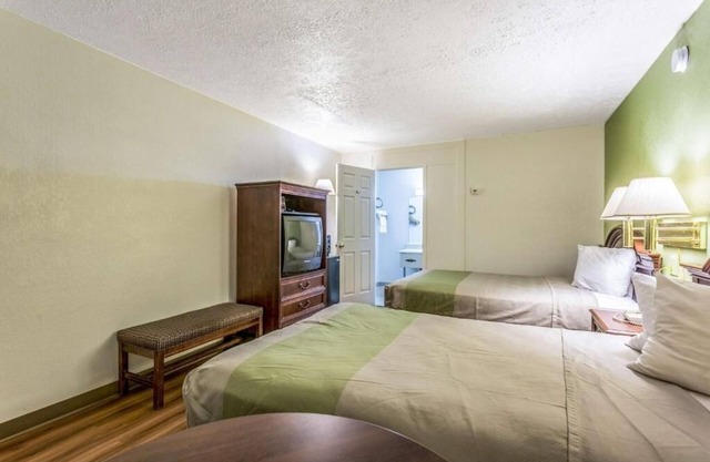 2 Perfect Stopover Rooms Off I-95 w/ Breakfast & Close to Local Restaurants