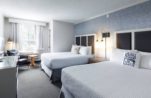 2 Pet-Friendly Retreats with Heated Pool, Near Steamboat Ski Resort - Parking