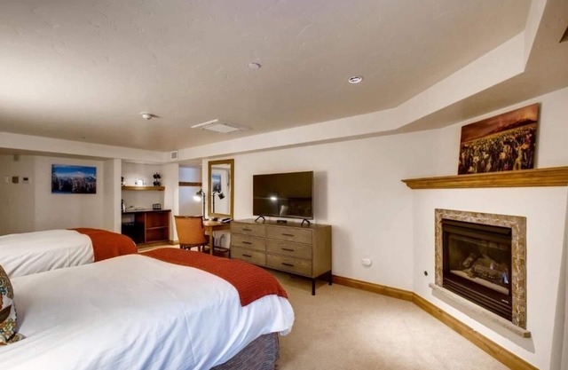 2 Pet-Friendly Suites Steps from Slopes Fun & Cozy Gas Fireplaces - Parking!
