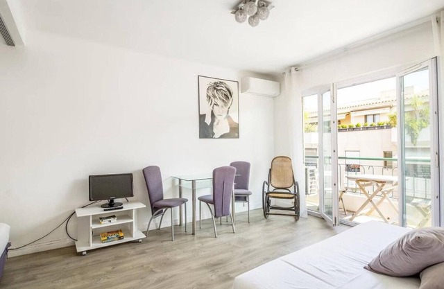 2 PIECES RECEMMENT RENOVE CENTRE DE CANNES 'BANANE' 2MN DES PLAGES DE LA CROISETTE ll A1B115
