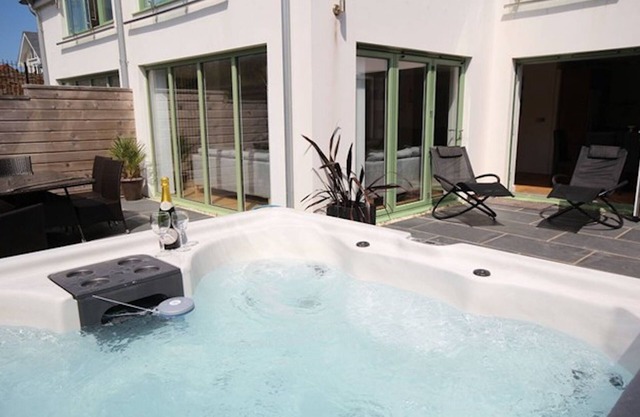 2 Point View - AWARD WINNING Apartment with Private Hot Tub / near Croyde Bay