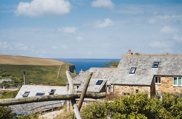 2 Porth Farm Cottages is a cottage that sleeps 4 guests in 2 bedrooms