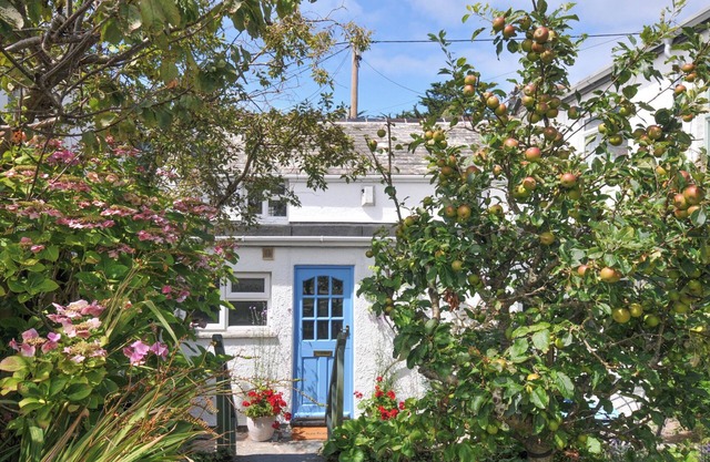 2 PORTHILLY COTTAGES, pet friendly, with a garden in Rock