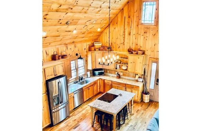 2 Primary Suites, GREAT location, High Speed Wifi