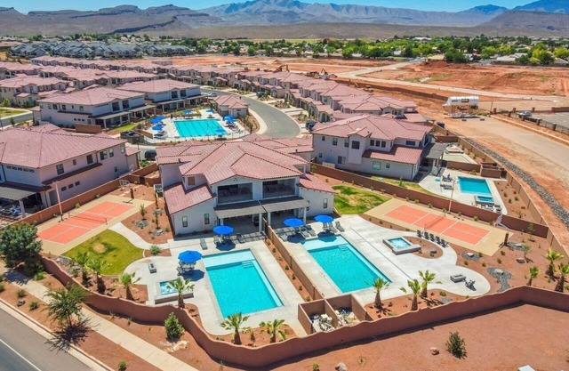 2 Private Pools, Hot Tubs, Sport Courts, Fire Pits!