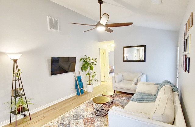 Home with 2 Queen beds, 2 Full Bathrooms Kitchen and Laundry Room