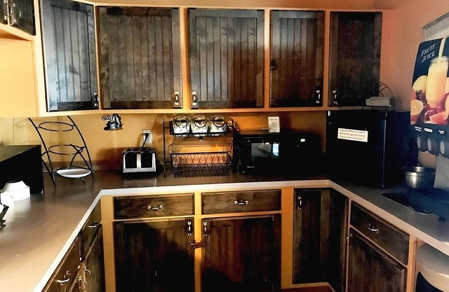 Nature Escapade! FREE Parking, Pet-friendly, Pool, Near Silver Rapids Waterpark