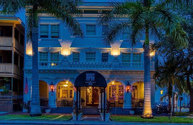 2 Queen Room restored historic hotel in the heart of downtown St. Petersburg Fl.