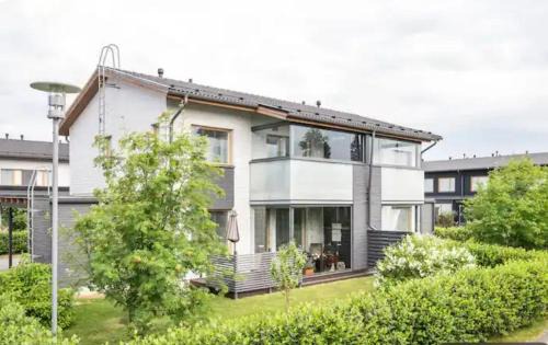 2 quit&com rooms for 4 w/free parking in a house