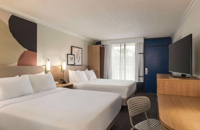 2 Relaxing Rooms Near Siesta Key Beach – Free Breakfast & Pet-Friendly