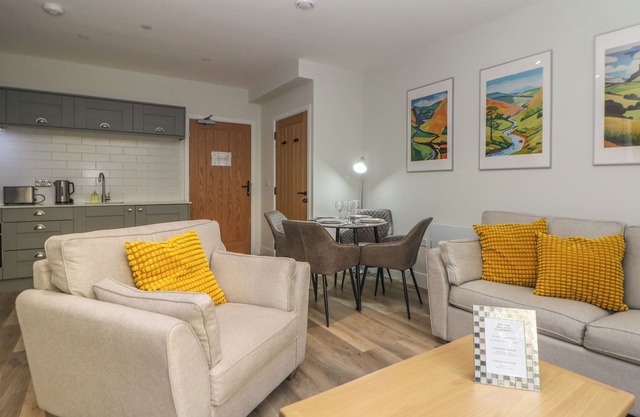 2 ROCK MILL HOLIDAY APARTMENTS, pet friendly, with a garden in Calver