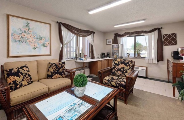 4-bedroom hotel in charming Redwood Falls with WiFi, AC