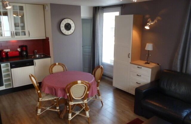 Appartement en face des Thermes avec balcon et parking privé
