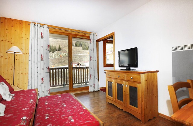 Appt 2 pièces cabine 6 pers aux pieds des pistes, commerces, balcon , piscine ,WIFI et parking