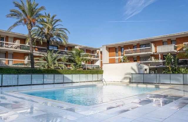 2P Mer à 100m 2 piscines box climatisation proche tous commerces à pied