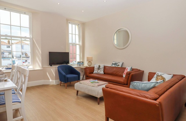 2 SEA OTTER HOUSE, pet friendly in Teignmouth
