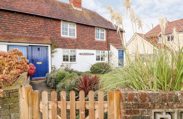2 SEAVIEW COTTAGES, family friendly, with open fire in Normans Bay
