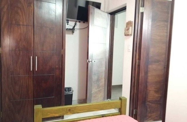 2 chambres simples et 1 chambre double avec leur salle de bain privée, cuisine. four micro onde