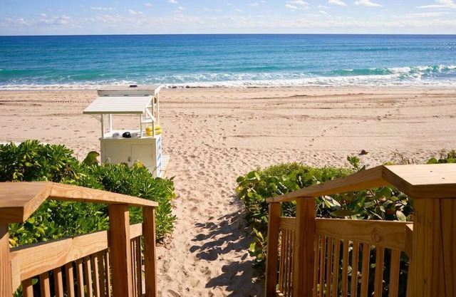 2 Spacious and Modern Units! Pets Allowed, Parking, Pool! Close to Mizner Park!