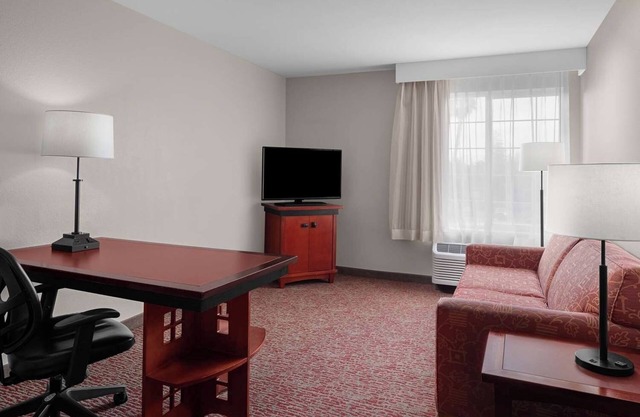 2 Spacious Suites w/ Kitchen Near Local Golf Courses – Ideal for Leisure Golfers