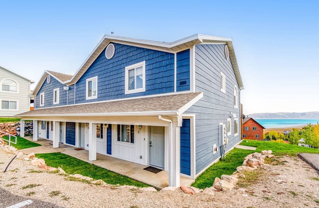 2-story condo w/Bear Lake views, private patio, heated pool, hot tub, tennis