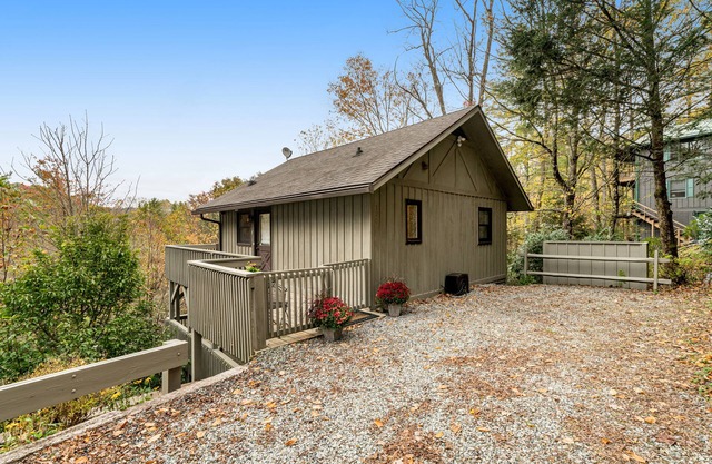 2-story dog-friendly home near Sugar Mountain w/deck, gas grill, & shared pool