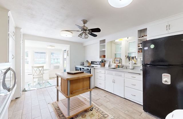 2-Story riverfront home + studio with washer/dryer, river views, & free WiFi