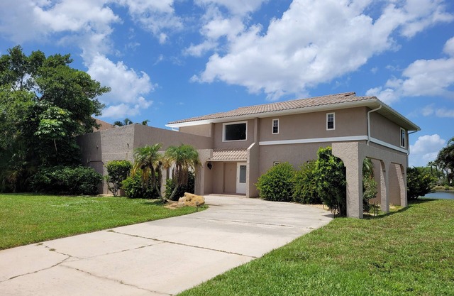 2 story stunner 5 minutes to Ponce De Leon Park