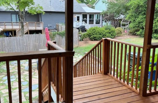 2-Story Townhouse with King Size Bed off Capital Blvd