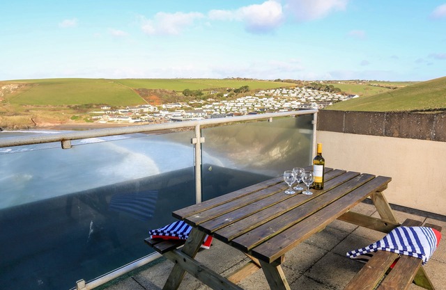 2 THE BAY, family friendly, country holiday cottage in Bigbury