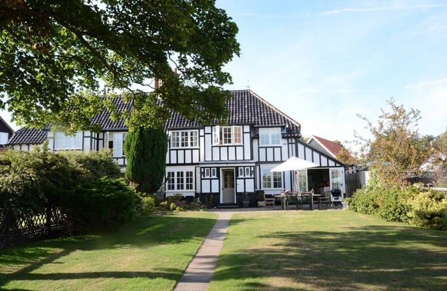 2 THE BAYS, THORPENESS, pet friendly, with a garden in Thorpeness