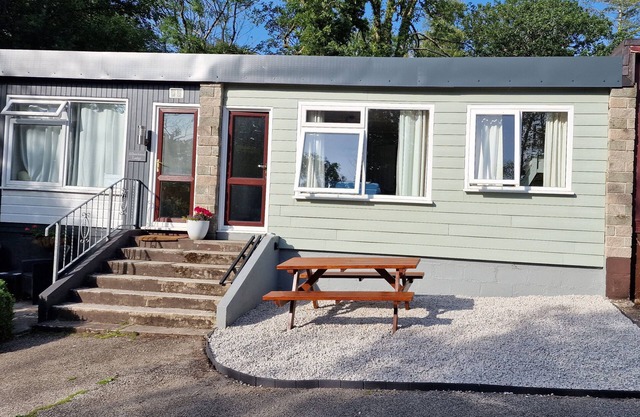 2 THE GLADE, pet friendly, with a garden in Kilkhampton