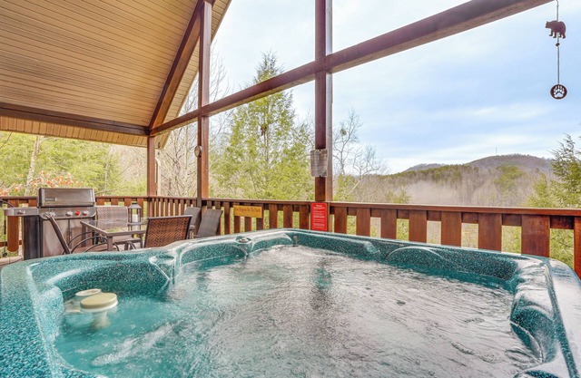 NOUVEAU! Cabine confortable de Sevierville: terrasse et bain à remous à 2 niveaux