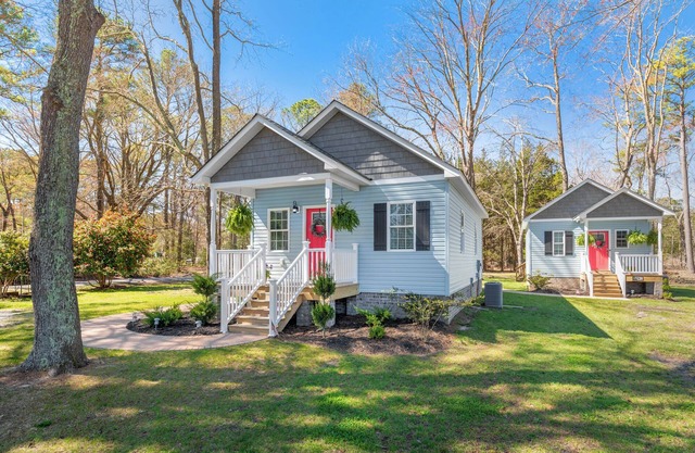 2 Tiny Houses, 2BR House & 1BR/Studio GuestHouse